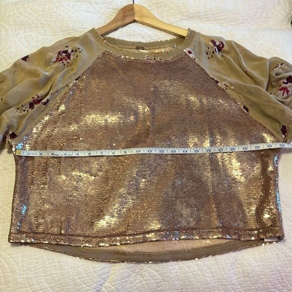 Free People Shimmy and Shake Sequin Flutter Sleeve Top Sz Small Gold Floral Boho - Picture 7 of 11